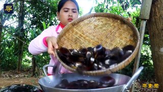 看柬埔寨厨娘吃河蚌-_原汁原味才叫鲜-_一口一个太香了!