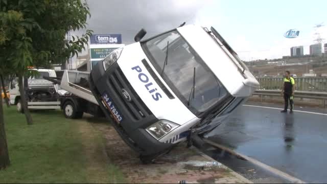 Başakşehir'de Polis Minibüsü Devrildi: 1'i Polis, 2 Yaralı