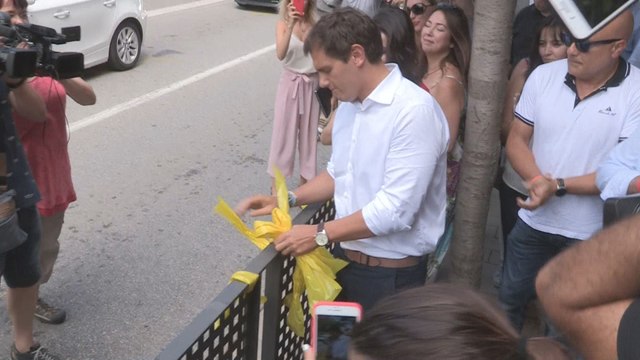 Rivera y Arrimadas retiran lazos amarillos de las calles de Alella