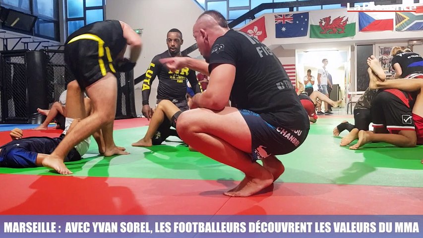 Marseille : avec Yvan Sorel, les footballeurs découvrent les valeurs du MMA  - Vidéo Dailymotion