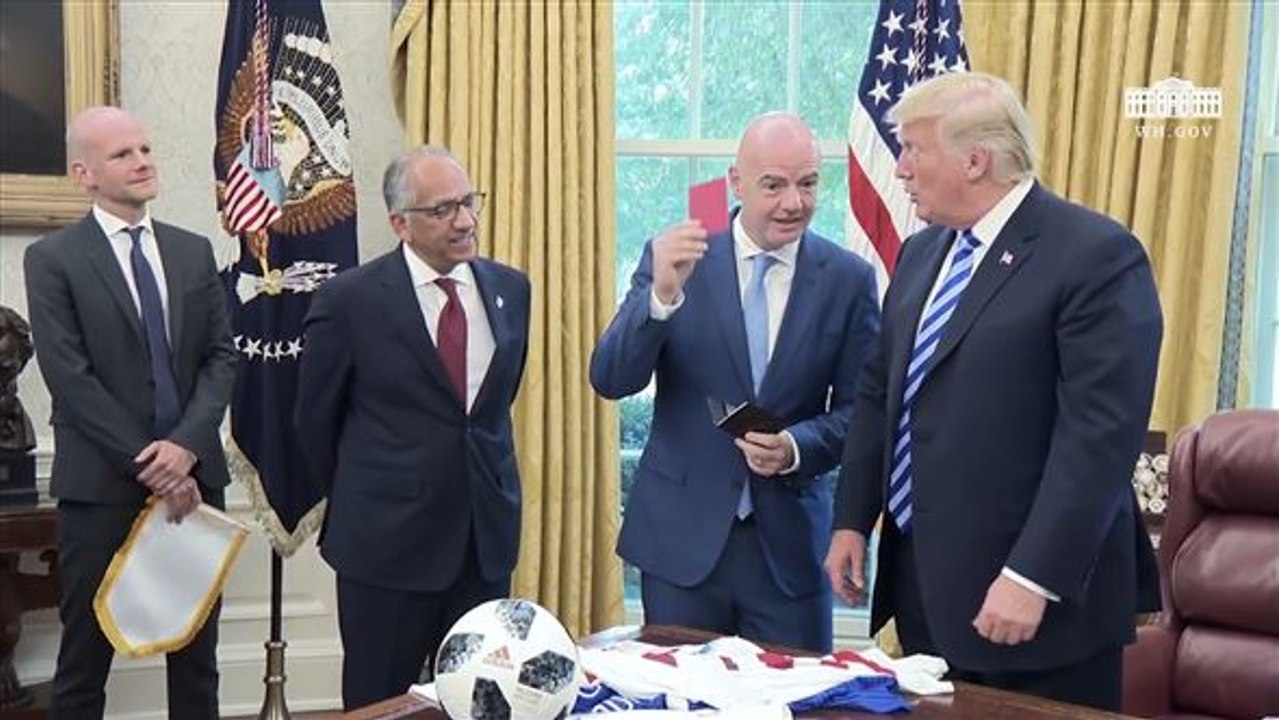 Im Weißen Haus: Infantino zeigt Donald Trump die rote Karte