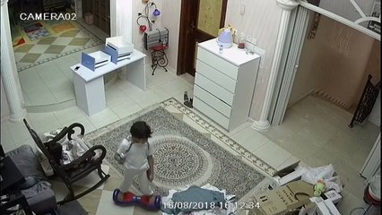 Un hoverboard se brûle sous les pieds d'un enfant !