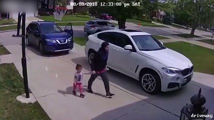 Une femme oublie de fermer sa voiture !