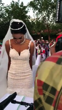 Un couple fascinent la foule avec leur baiser très spéciale !