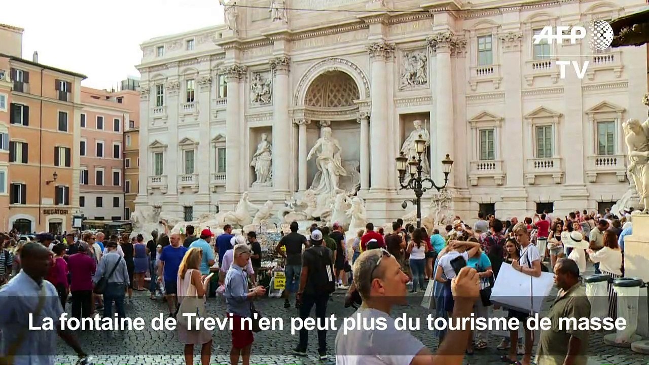 Rome: face au flot de touristes, la fontaine de Trevi suffoque