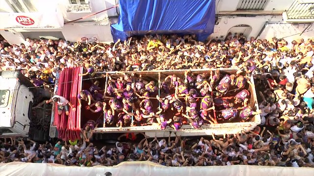 الآلاف يشاركون في مهرجان التراشق بالطماطم في بونيول في إسبانيا