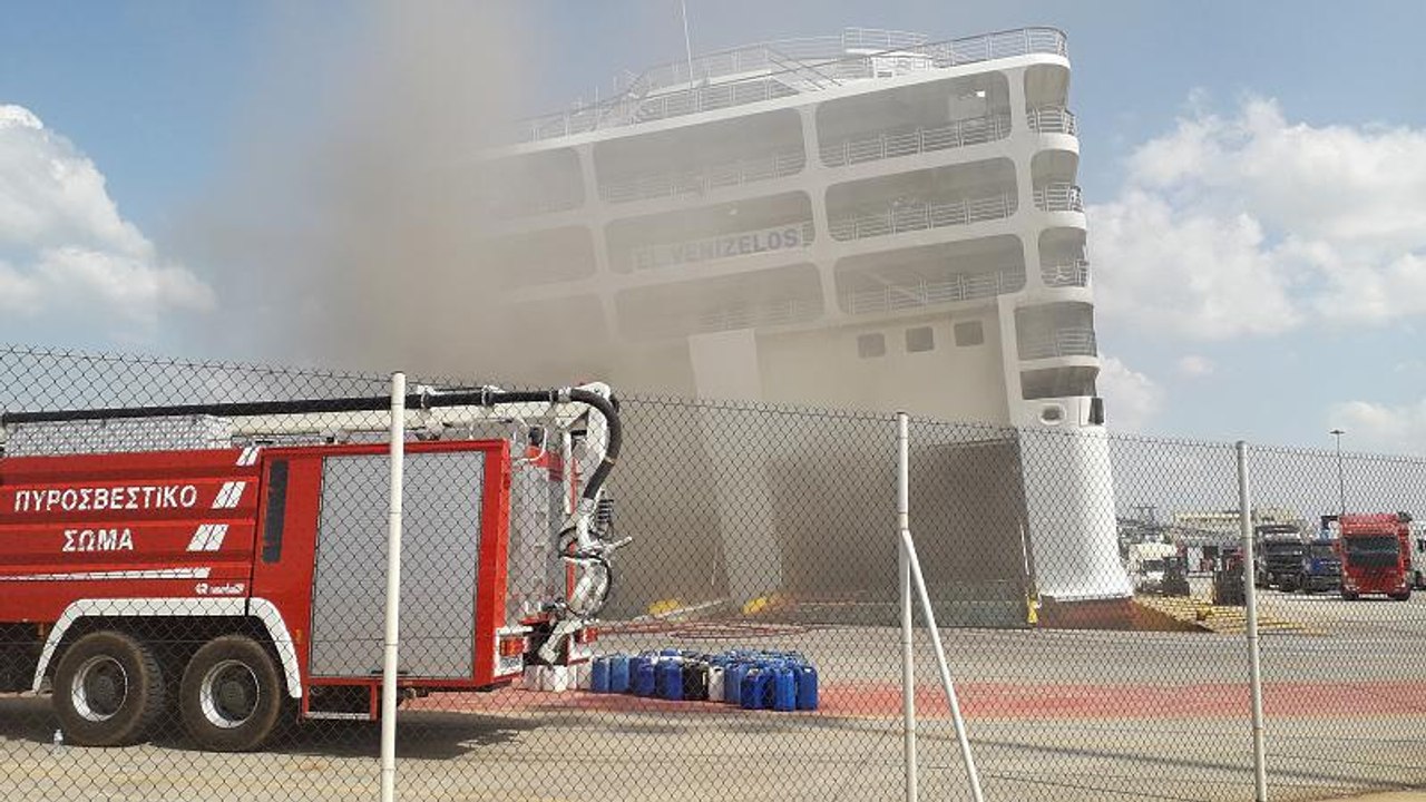 Feuer auf griechischer Fähre: alle sicher von Bord