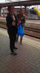 Racisme en Belgique. Trois adultes blancs attaquent un garçon noir de 15 ans. À un moment donné, l'homme pousse le garçon sur les rails.