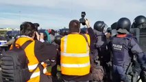 Los Mossos cargan contra los independentistas para reabrir el tráfico en la A-2