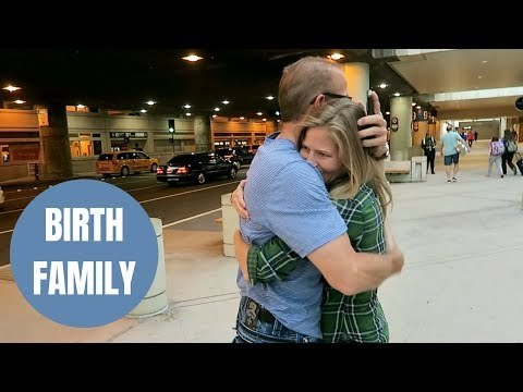 Sweet moment adopted woman hugs her biological dad who never knew she existed