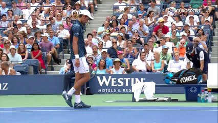 Un coup de chaud, une frayeur... et Djoko s'est bien repris
