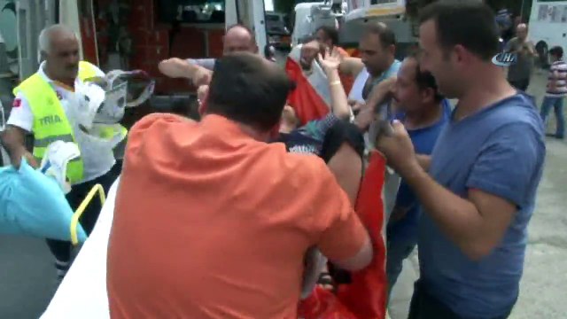 Trabzon'da Karşı Şeride Geçen Otomobil İkiye Bölündü: 1 Ölü, 12 Yaralı