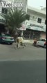 Cette vache énervée poursuit les gens dans la rue en Inde !