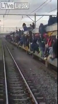 Surbondé, ce train en afrique du sud a des passagers assis hors des fenêtres !
