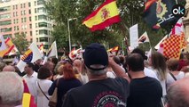Medio millar de catalanes protestan contra la violencia independentista en Barcelona