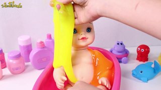 BAÑANDO BEBE SLIME  Con moco de colores  Juguetes en Español con slime