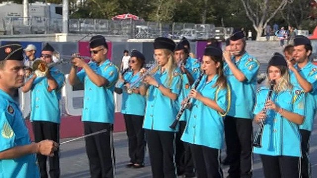 Taksim Meydanı'nda 30 Ağustos Zafer Bayramı için açılan sergiye büyük ilgi