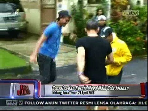 Gonzales dan Kurnia Meiga Main Sepakbola di Jalan