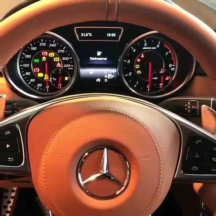 Il nous fait écouter le bruit des moteurs de SuperCars  Ferrari, Lamborghini, Aston Martin...