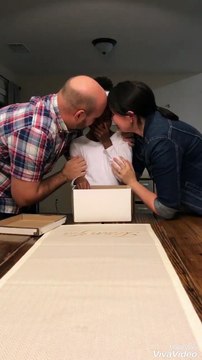 La réaction de cette fillette qui apprend qu'elle va étre adoptée : adorable