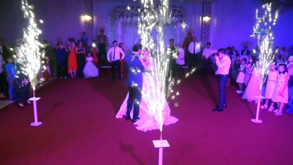 Gelin ve damat yeniçeri askerleriyle salona girdi, dondurma kesti