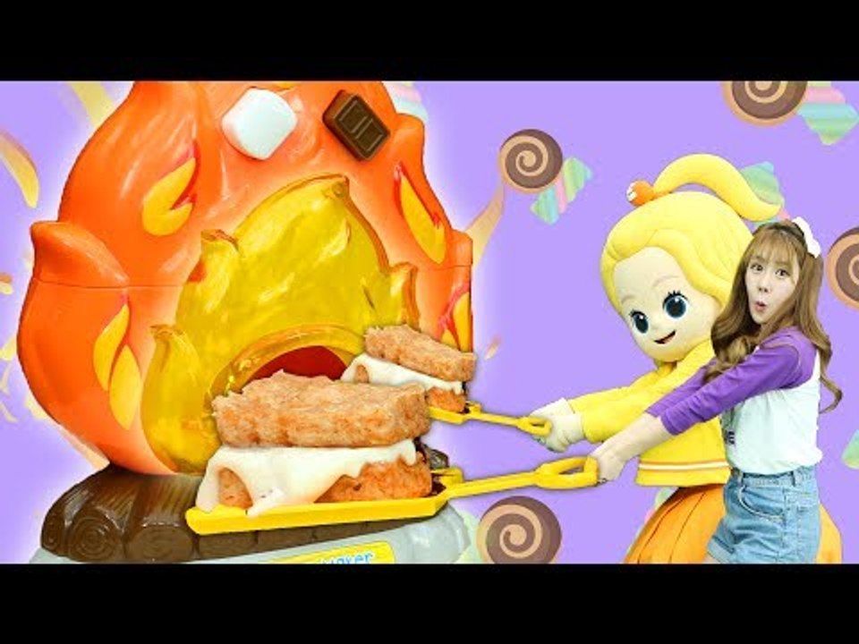 마시멜로와 초콜릿이 가득한 줄리의 달콤한 스모어 만들기 | 캐리와장난감친구들