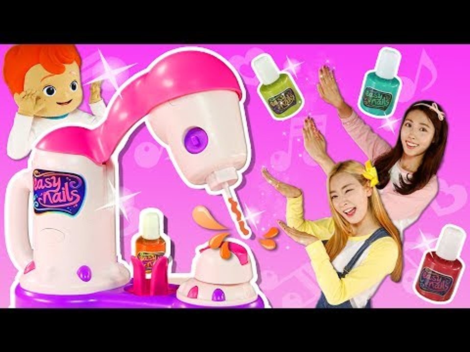 손만 갖다 대면 자동으로 예쁜 매니큐어를 칠해주는 마법의 네일아트! 캐리와 엘리의 신기한 손톱꾸미기 놀이 | 캐리와장난감친구들