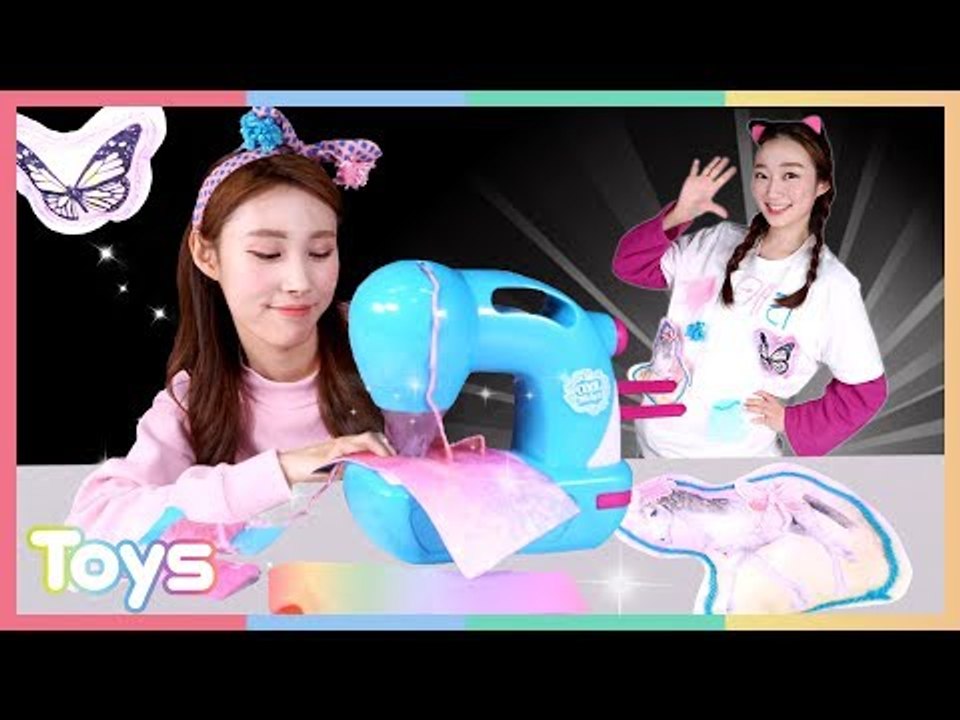 새로운 친구 루시를 위해 NEW 쏘잉스쿨 재봉틀 장난감으로 캐리의 특별한 나만의 티셔츠 만들기 놀이ㅣ캐리와장난감친구들