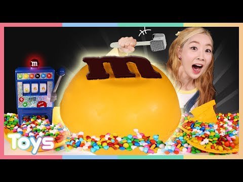 엘리의 서프라이즈 랜덤 캐리 장난감이 숨겨진 대왕 M&M 초콜릿 깨기 | 캐리와장난감친구들