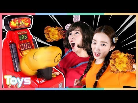 펀치킹 미니 게임기로 캐리와 루시의 손가락 힘 대결 놀이! | 캐리와장난감친구들