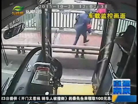 公交司机救下轻生女子Bus driver saved a girl from jumping off a bridge