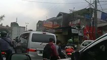 Terrible TRAFFIC JAM on the way from Bandung to the #AsianGames paragliding competition site in West Java. It took reporters five hours to cover the 100km dista