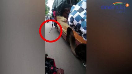 பட்டாகத்தியுடன் பேருந்தில் பயணம் செய்யும் மாணவர்கள்-வீடியோ