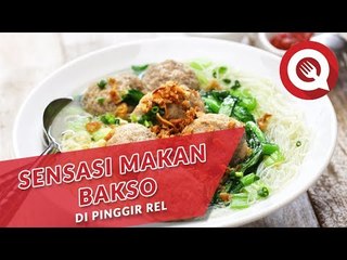 Sensasi Makan Bakso di Pinggir Rel