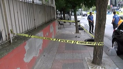 Güpegündüz yaşanan silahlı saldırı kamerada: 1 yaralı