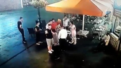 AVM'de satırlı saldırgan dehşeti kamerada