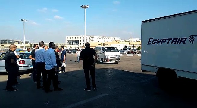 أسرة الشاب المصرى المتبرع بأعضائه تتسلم جثمانه بمطار القاهرة (2)