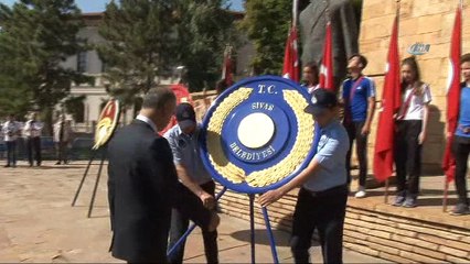 Zafer Bayramı resmi törenle kutlandı