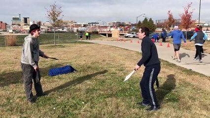 Ils jonglent avec des machettes et tout à coup...