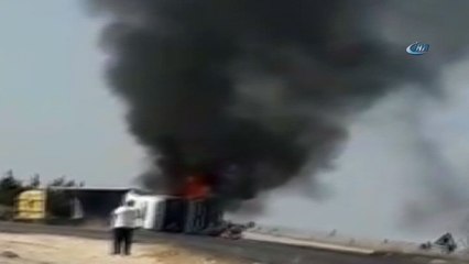 Devrilen asfalt kamyonu alev aldı