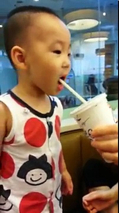 Un enfant boit du Coca-Cola pour la première fois