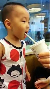 Un enfant boit du Coca-Cola pour la première fois