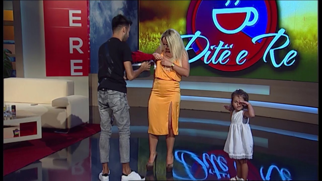 Surpriza për ditëlindjen e moderatores Dajana, vajza i këndon në studio: Shumë urime për ty