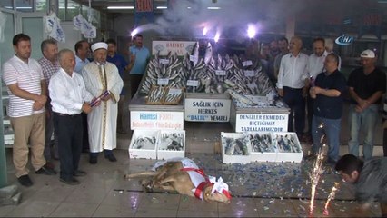 Balıkçılar avlanma sezonunun bereketli geçmesi için dua edip, kurban kesti
