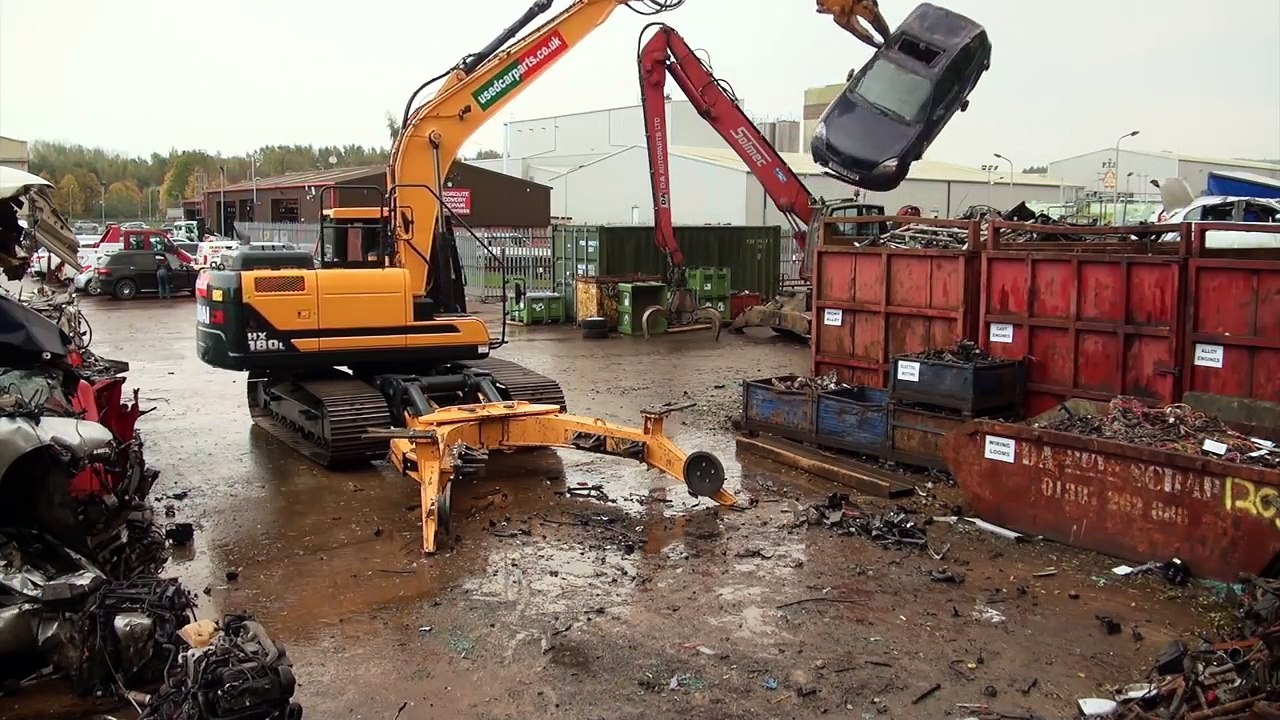 Démontage d'une Clio dans une casse auto