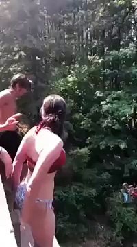 Pousser sa copine par surprise en haut d'un pont