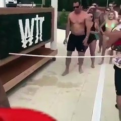 Quand une jeune femme fait un limbo en maillot de bain - Vidéo