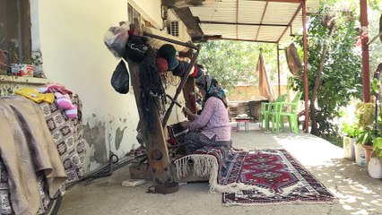 Fabrikasyon halılara rağmen dokuma tezgahını bırakmıyor - ANTALYA
