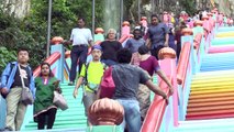 Escaliers arc-en-ciel pour les grottes de Batu, en Malaisie