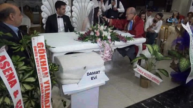 Şiirli şarkılı nikah masası...Belediye başkanı şiir okudu, damat türkü okuyarak 'Evet' dedi